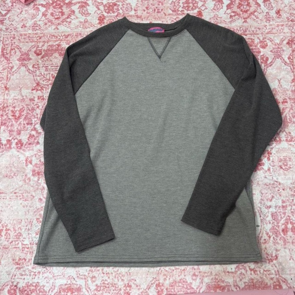 Edikted Long-Sleeve Raglan Thermal Tee in Light Gray and Charcoal